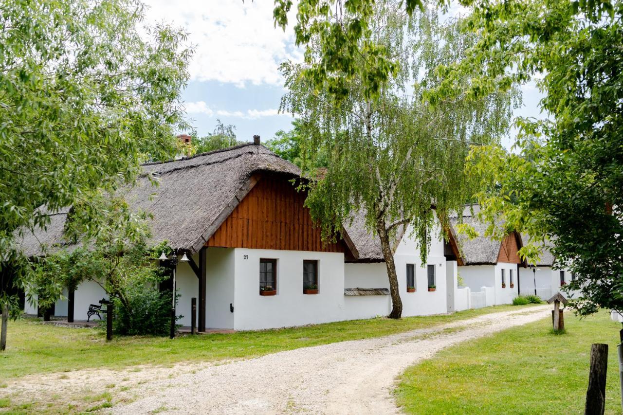 Bohem Birtok Es Csarda Hotel Zamardi Bagian luar foto
