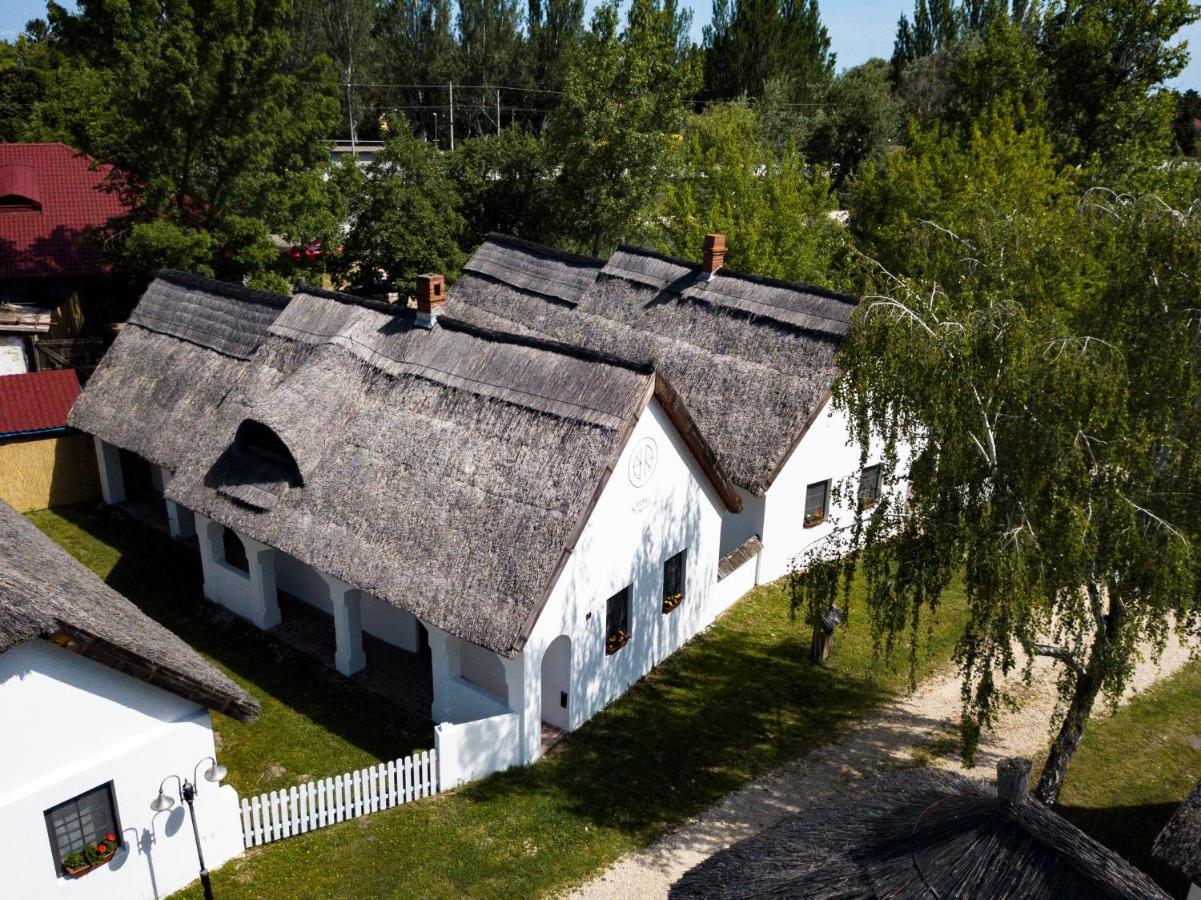 Bohem Birtok Es Csarda Hotel Zamardi Bagian luar foto