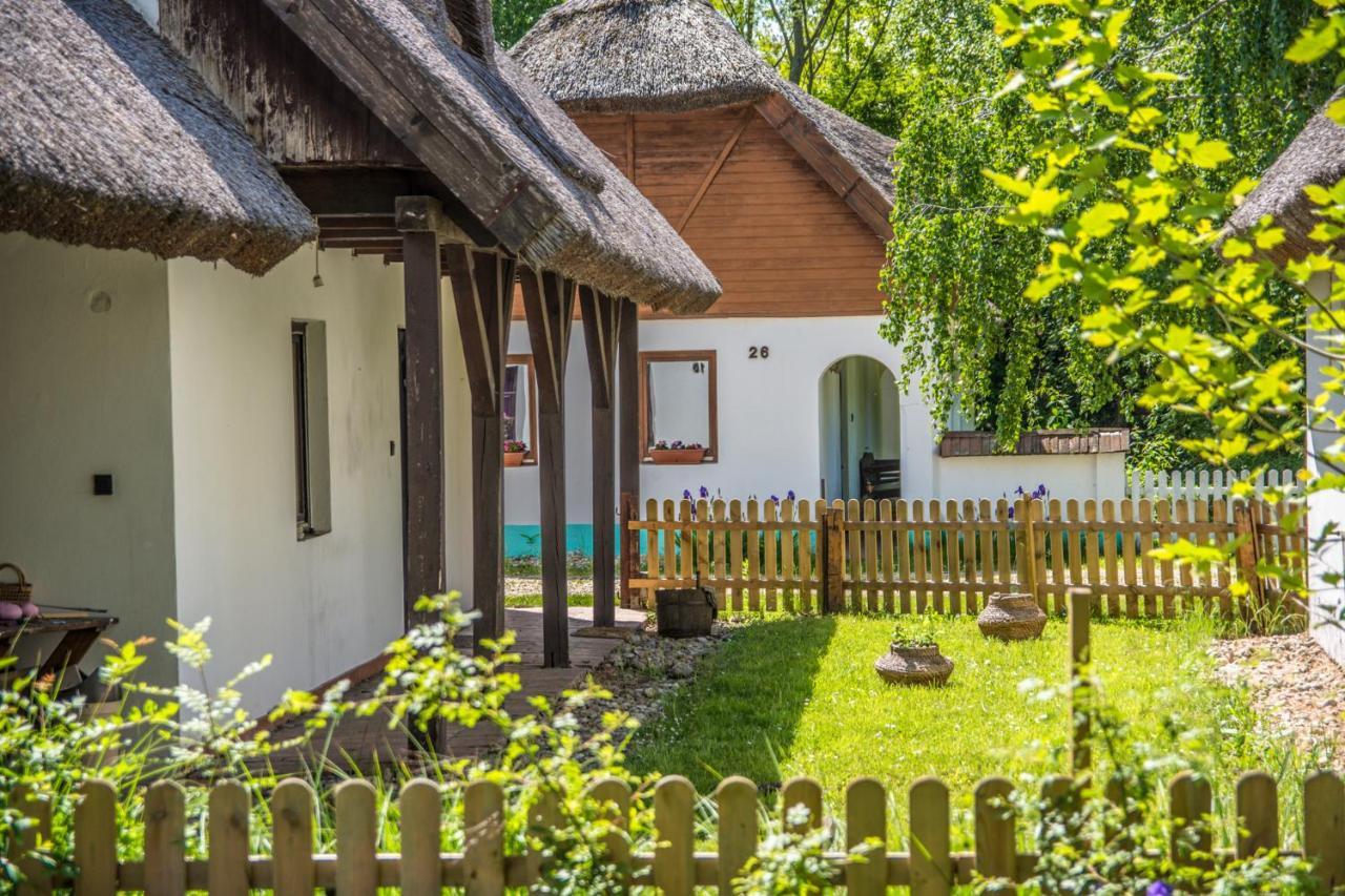Bohem Birtok Es Csarda Hotel Zamardi Bagian luar foto